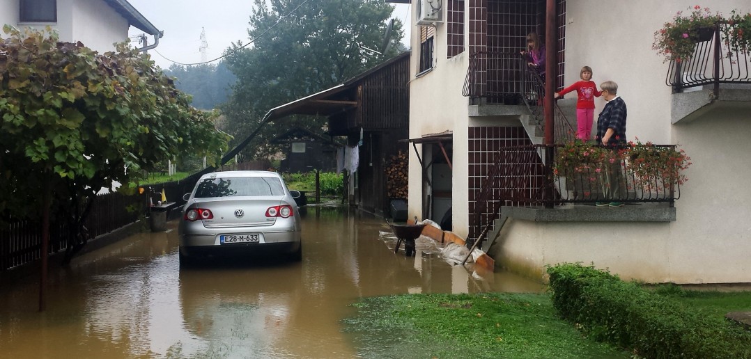 Foto: D. Stojnić - Poplavljeno dvorište kuće u Rasavcima