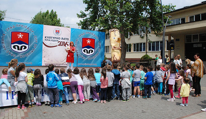 Glumica Zorica Jojić najmlađima čita priču